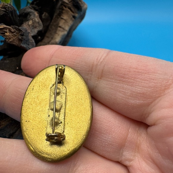 Vintage purple pansy brooch, EVC. 1 1/4” x 1”. Hand painted on non-metal. - Picture 4 of 4